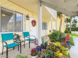 4625 Bayshore Dr in Naples, FL - Building Photo