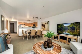 827 Hiawatha Plz S, Unit 308 in Seattle, WA - Building Photo - Building Photo