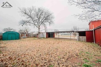 808 S Yosemite St in Iowa Park, TX - Foto de edificio - Building Photo