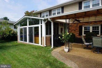 927 Fairway Dr NE in Vienna, VA - Building Photo - Building Photo