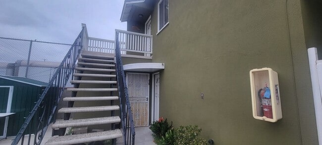 6202 Cherry Ave in Long Beach, CA - Building Photo - Building Photo