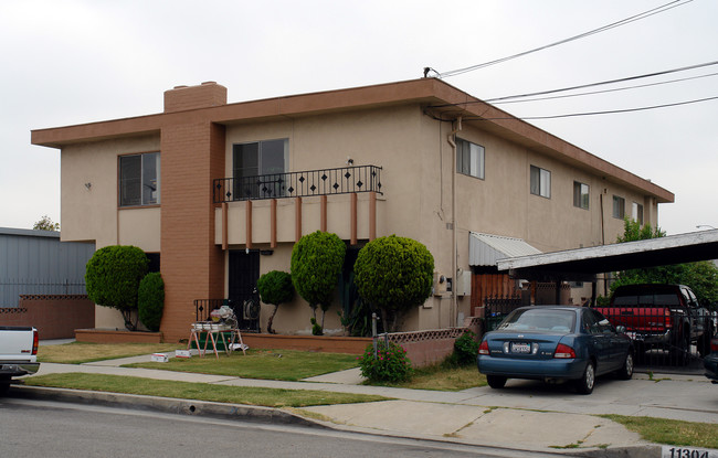 11300 Acacia Ave in Inglewood, CA - Building Photo - Building Photo