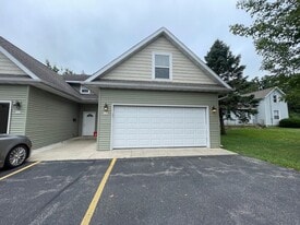 527 W Harper St in Whitewater, WI - Building Photo