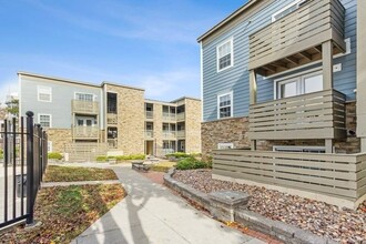 Overland Station in Overland Park, KS - Foto de edificio - Building Photo
