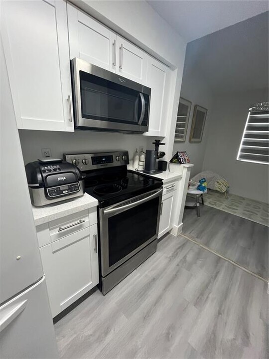 9811 Westview Dr in Coral Springs, FL - Building Photo