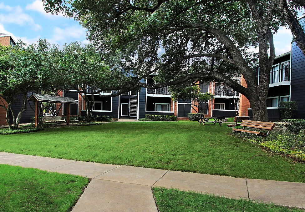 Tramor at the Oaks Apartments in Austin, TX - Building Photo