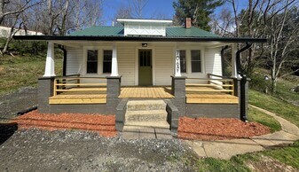 706 Pear Dr in West Jefferson, NC - Building Photo