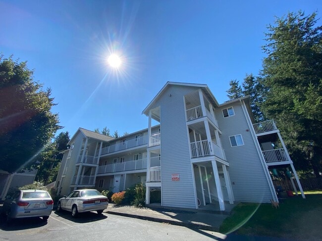 property at 2715 W Maplewood Ave