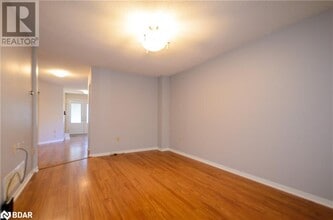 132 Hanmer St E in Barrie, ON - Building Photo - Building Photo