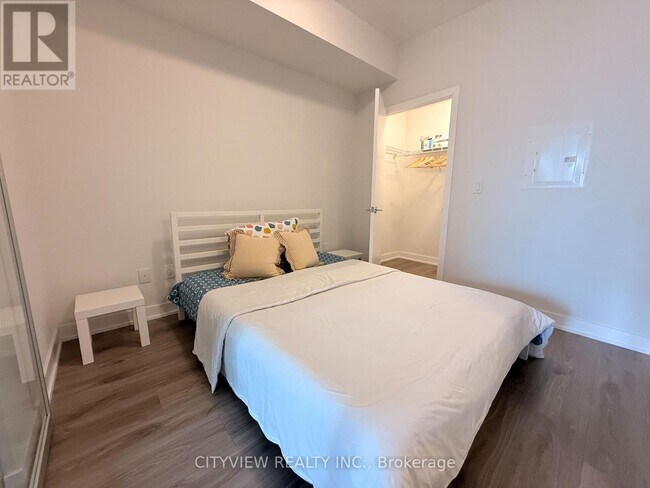 4130 Parkside Village Dr in Mississauga, ON - Building Photo - Building Photo