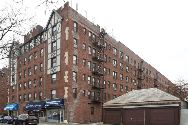 6804 Burns St in Forest Hills, NY - Building Photo - Building Photo