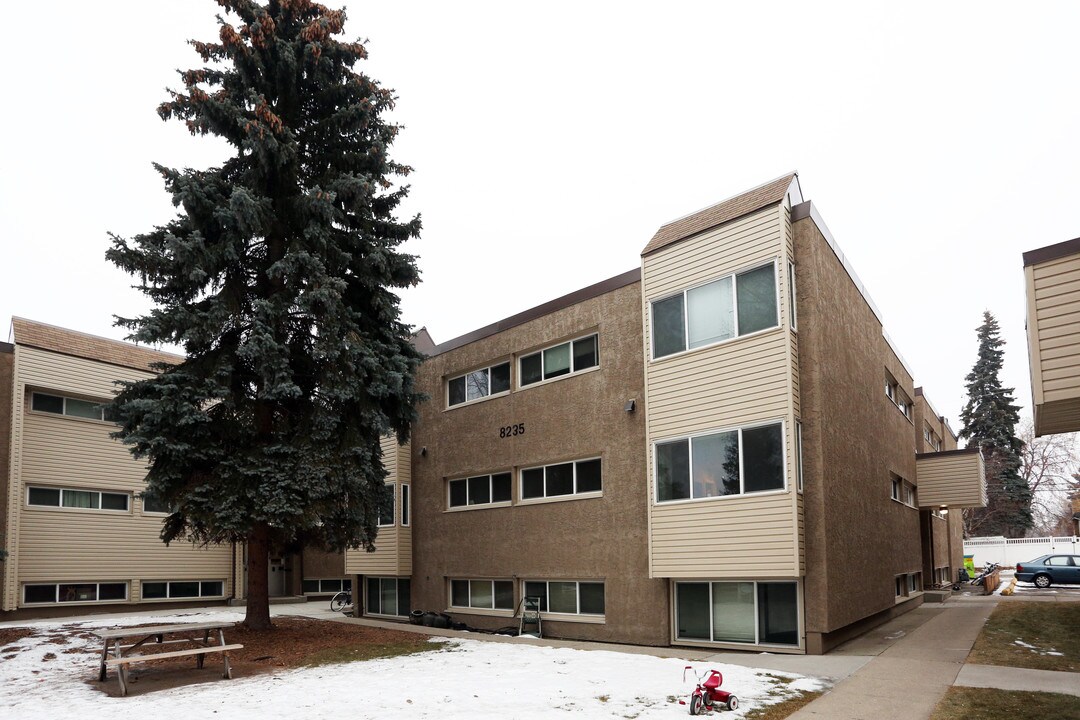 8231-8239 Elbow Dr SW in Calgary, AB - Building Photo