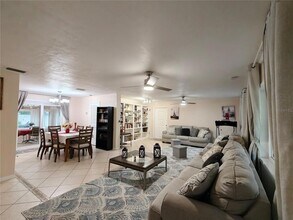 2305 NW 48th Terrace in Gainesville, FL - Foto de edificio - Building Photo