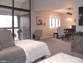 1625 Parkcrest Cir in Reston, VA - Building Photo - Building Photo