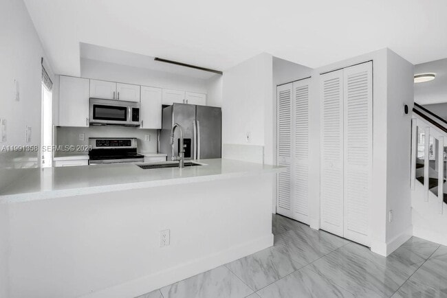 164 Riviera Cir in Weston, FL - Building Photo - Building Photo