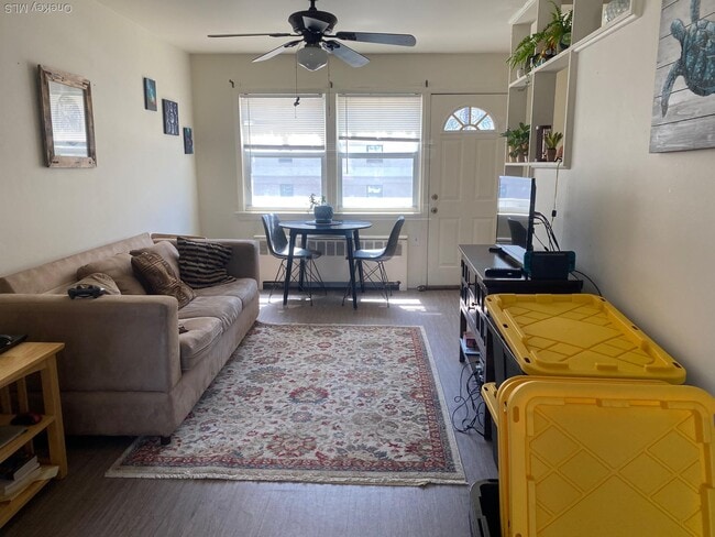 830 E Broadway in Long Beach, NY - Foto de edificio - Building Photo