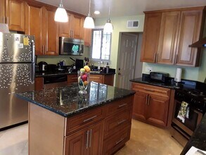 7460 Batista St, Unit Bedroom 1 in San Diego, CA - Foto de edificio - Building Photo