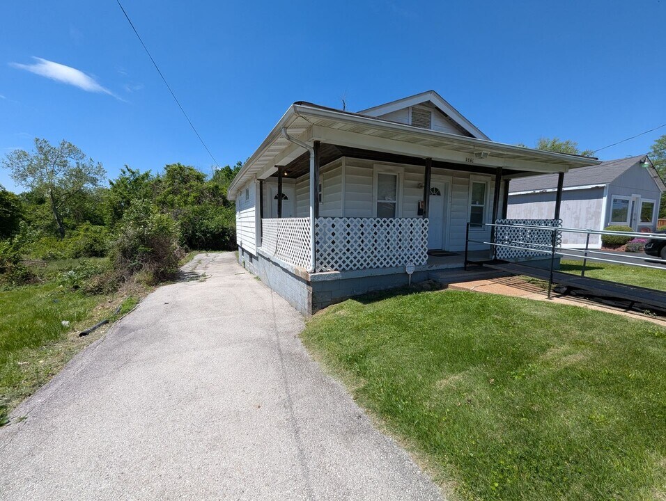 9861 Diamond Dr in St. Louis, MO - Building Photo