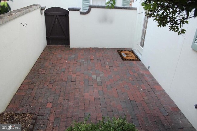 property at 1019 N Pitt St
