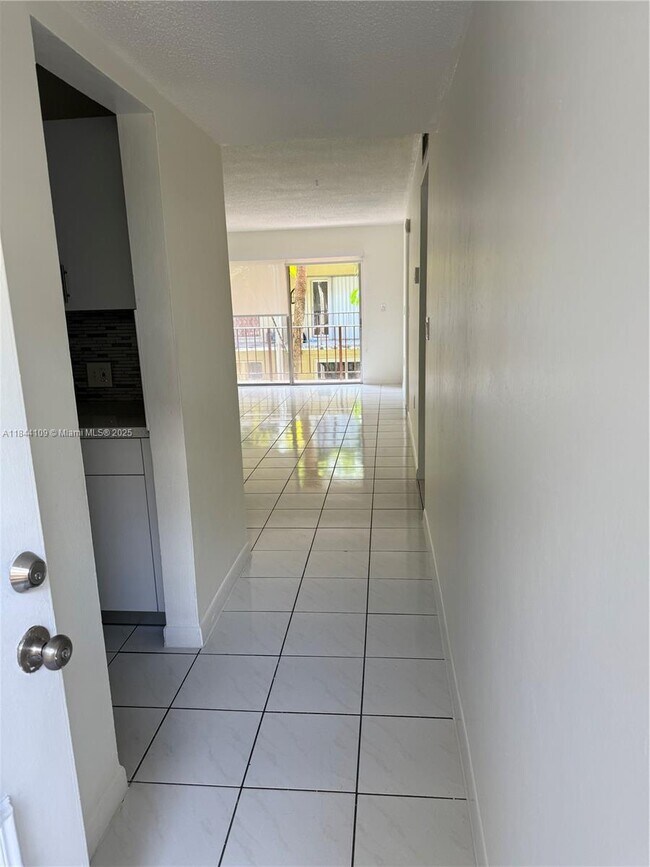 11925 NE 2nd Ave in Miami, FL - Building Photo - Building Photo