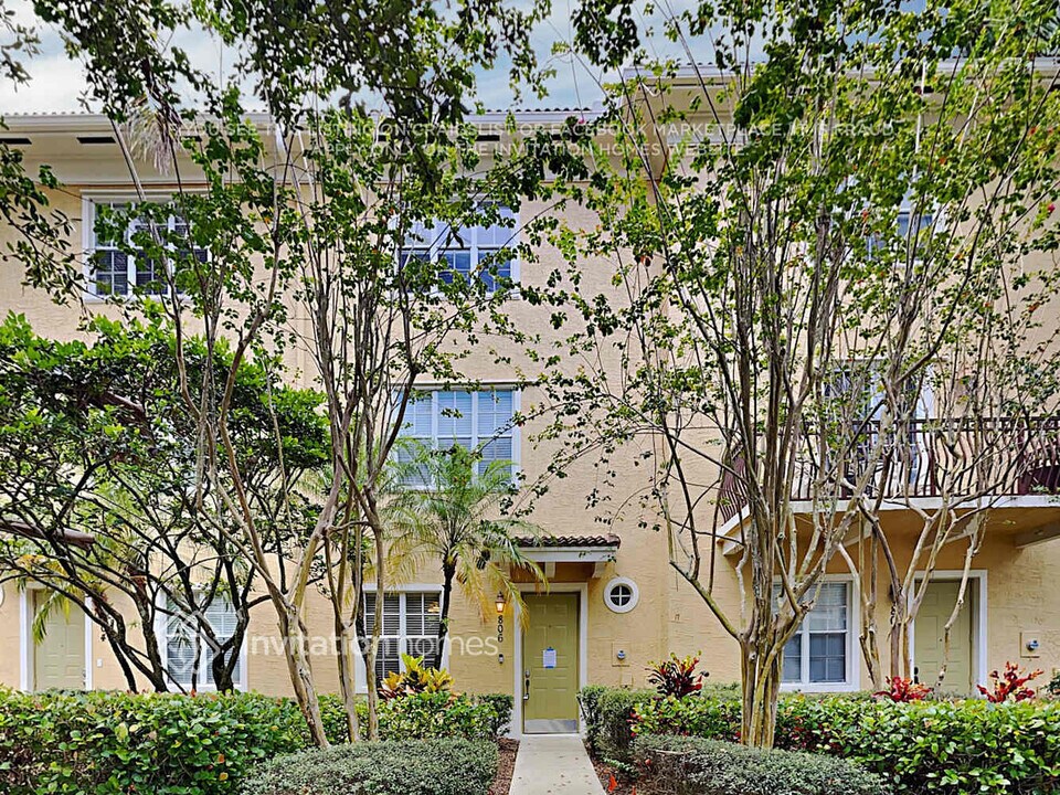 806 University Blvd in Jupiter, FL - Foto de edificio