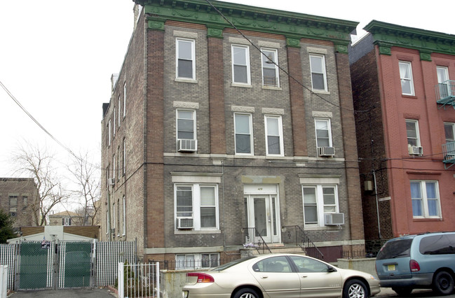 429 52nd St in West New York, NJ - Foto de edificio - Building Photo