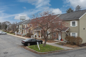 Westgate Village Townhouses in Comstock Park, MI - Building Photo - Building Photo