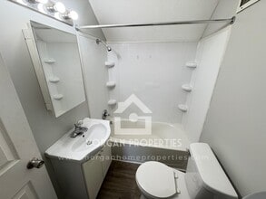 832 E 7th St, Unit 832 in Anderson, IN - Foto de edificio - Building Photo