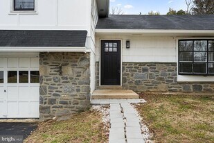 383 Upper Gulph Rd in Wayne, PA - Building Photo