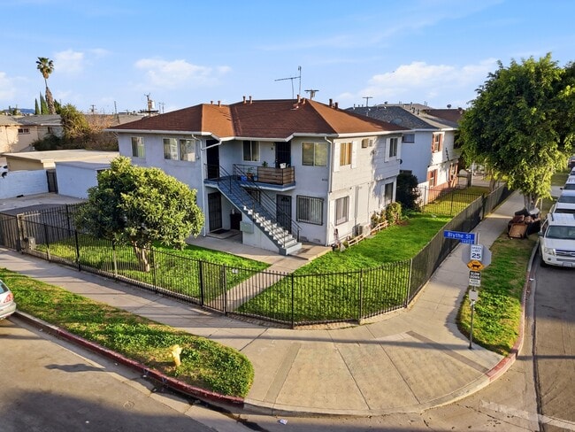 7932 Brimfield Ave, Unit 1 in Panorama City, CA - Foto de edificio - Building Photo