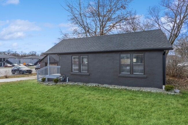 5938 Barton Dr in Shawnee, KS - Foto de edificio - Building Photo