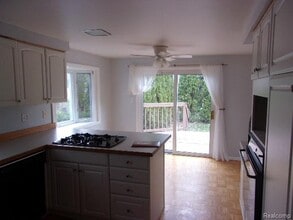 2876 Stennett St in Keego Harbor, MI - Foto de edificio - Building Photo