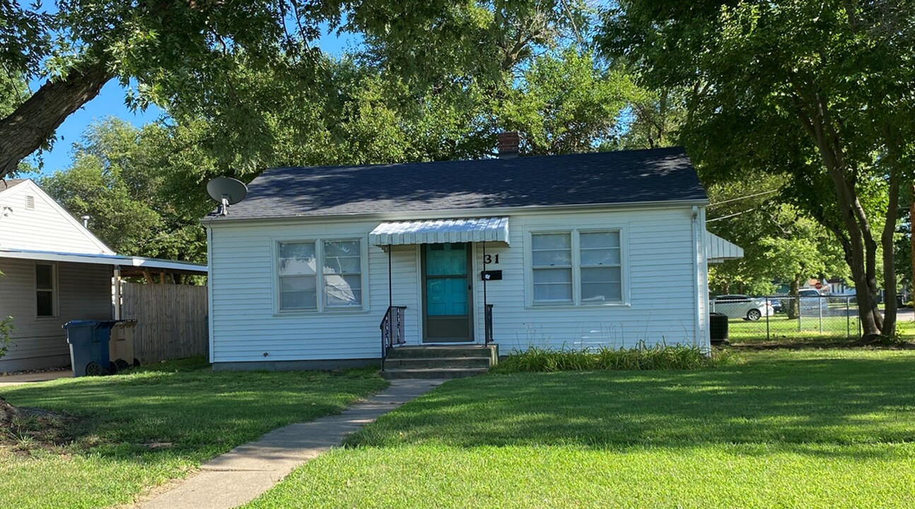 31 West 26th in Hutchinson, KS - Foto de edificio