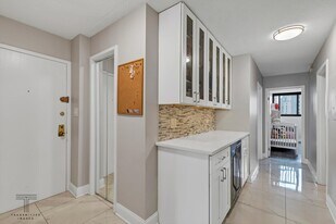 30 E Division St, Unit 7E in Chicago, IL - Building Photo