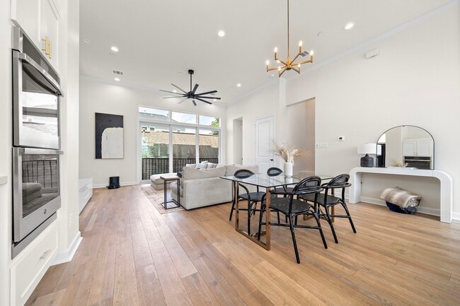 property at 907 W 16th St