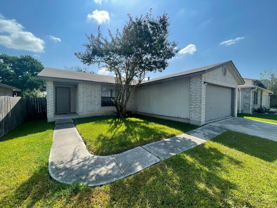 8322 Pine Meadow Dr in Converse, TX - Building Photo