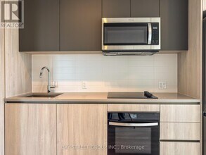 5858 Yonge St in Toronto, ON - Building Photo - Building Photo