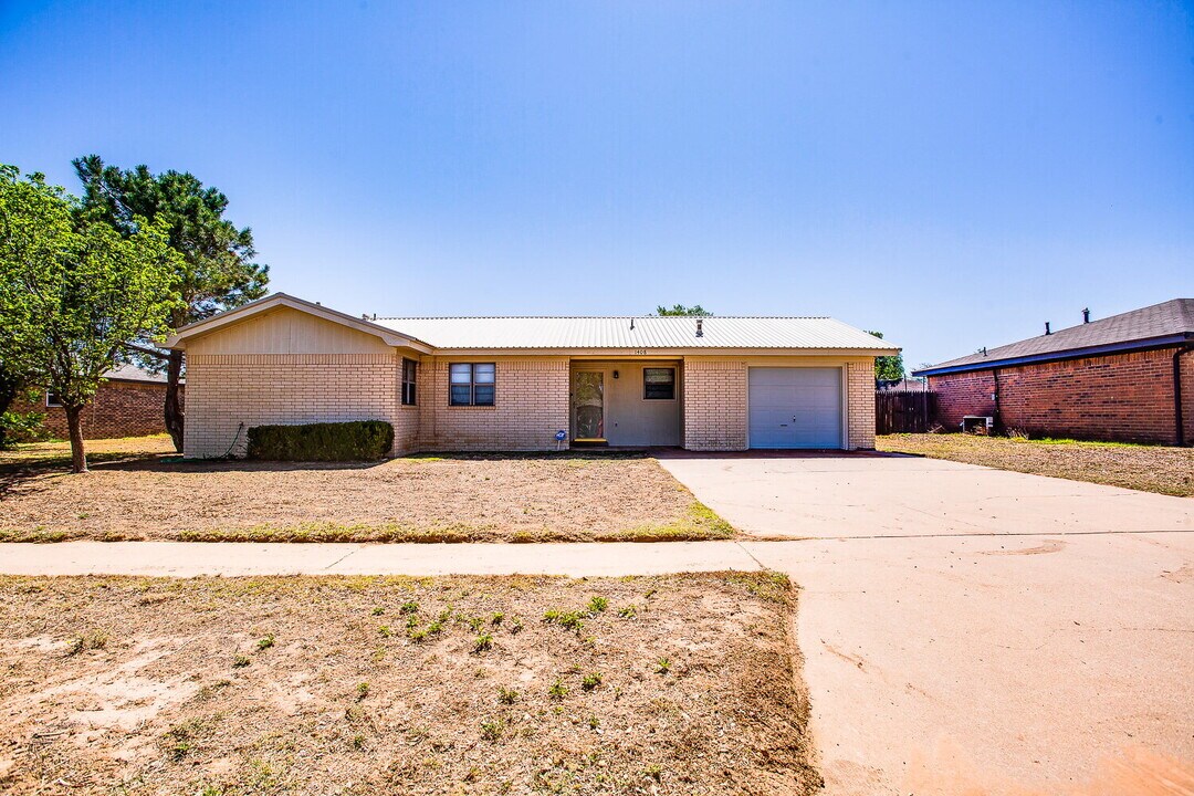 1408 Aberdeen Ave in Wolfforth, TX - Building Photo