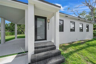 5805 SW 46th Terrace in Miami, FL - Building Photo - Building Photo
