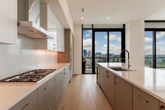 2425 Peachtree Rd, Unit 1806 in Atlanta, GA - Building Photo - Building Photo