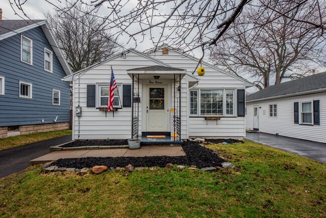 416 W Spruce St in East Rochester, NY - Building Photo - Building Photo