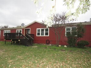 2151 Crockett Rd in Sanger, TX - Foto de edificio - Building Photo