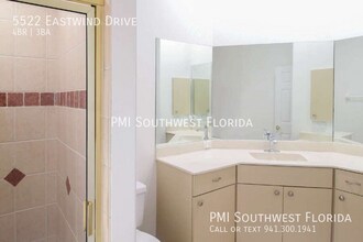 5522 Eastwind Dr in Sarasota, FL - Building Photo - Building Photo
