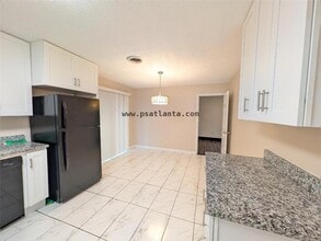 525 Cedar Wood Ct SW in College Park, GA - Building Photo - Building Photo