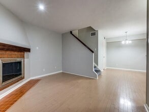 5200 Martel in Dallas, TX - Foto de edificio - Building Photo