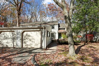 27 Farmington Chase Crescent in Farmington, CT - Building Photo - Building Photo