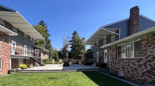 Courtyard on Hogan in Gresham, OR - Building Photo - Building Photo