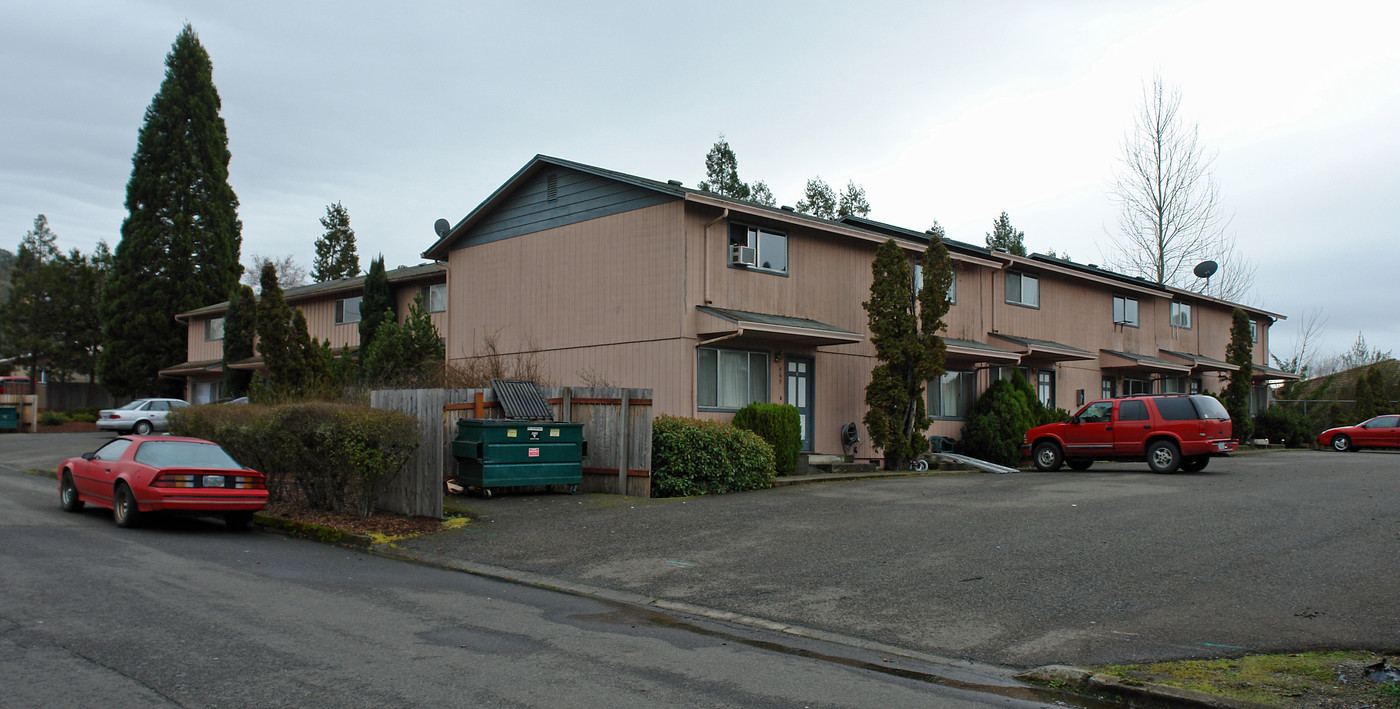 459-503 NE Hewitt Ave in Roseburg, OR - Building Photo