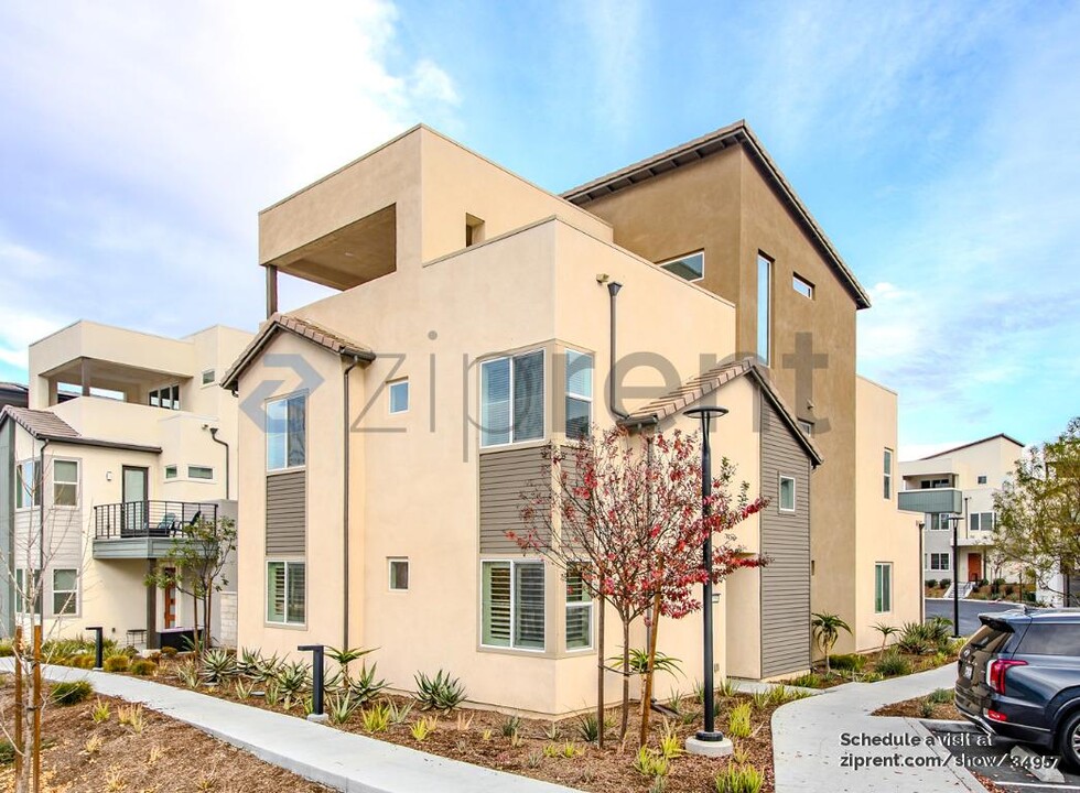 27503 N Golden Currant Pl in Valencia, CA - Building Photo