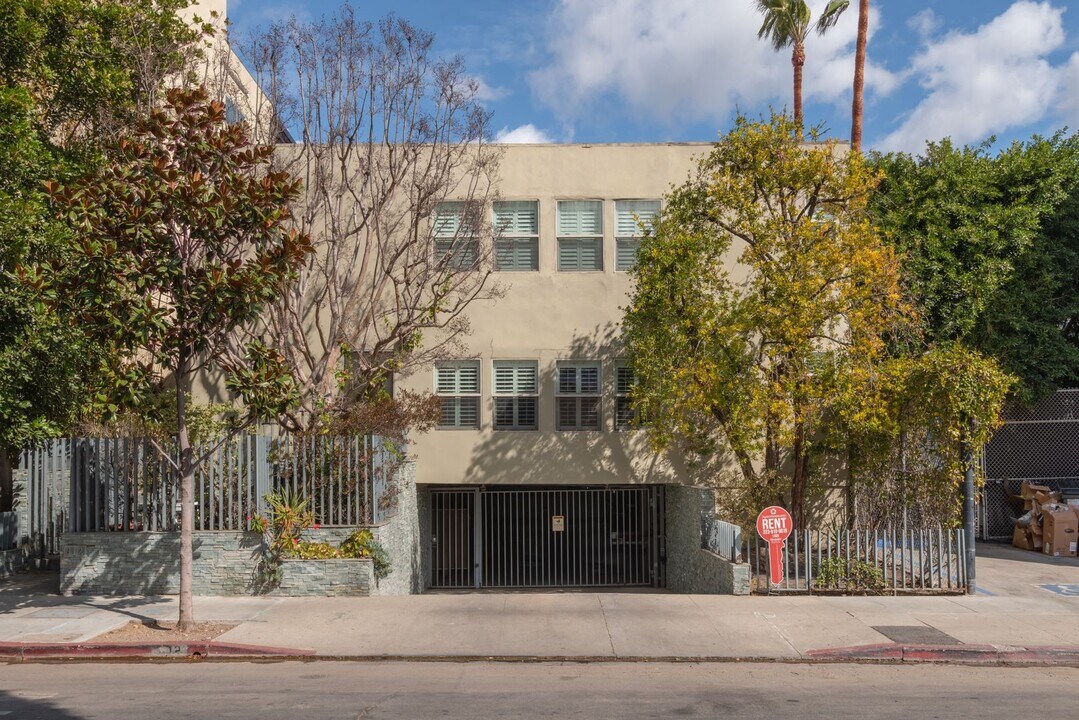 612 Huntley Dr in West Hollywood, CA - Building Photo
